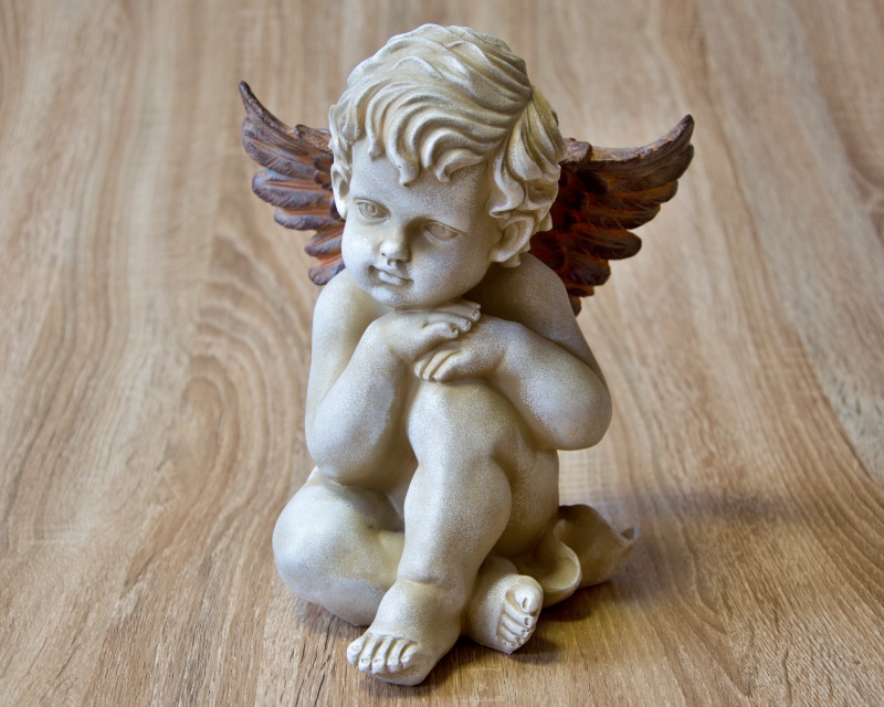 Keramický anjel sediaci
